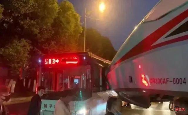 南京公交车被复兴号撞了，说不来你可能不信。-牛魔博客